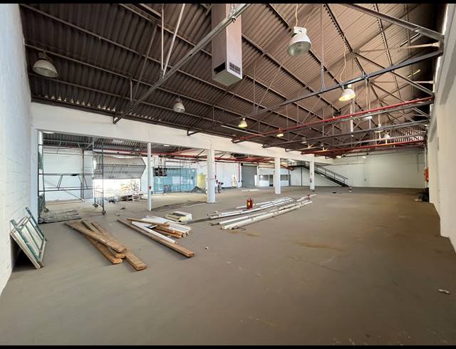 900M² WAREHOUSE TO LET IN PAARDEN EILAND